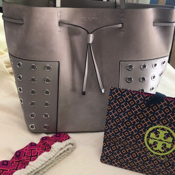 Tory Burch Handbags - Tory Burch ❤️T Block Drawstring Tote